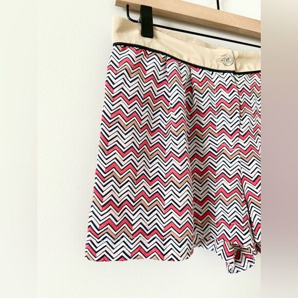 Waverly Grey Silk Shorts in Tan and Coral Chevron Pattern - Size 2 - Picture 2 of 5